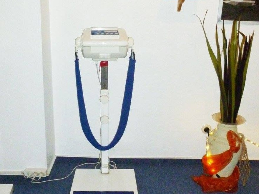 Das Bandmassagegerät: ein Ständer mit einem breiten Band