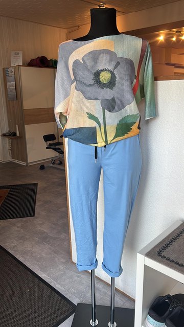 Shirt mit Blumenmuster und Hose