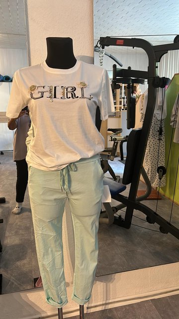 Shirt und helle Hose aus der Madame Show