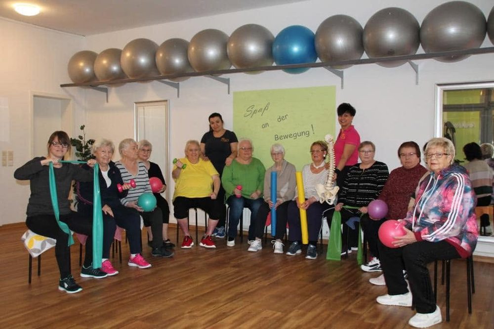 Frauen beim Rehasport im hellen Kursraum