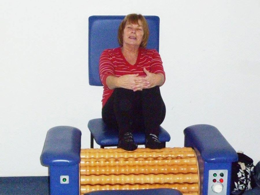 Eine Kundin auf einer Rollenpritsche im Frauenstudio